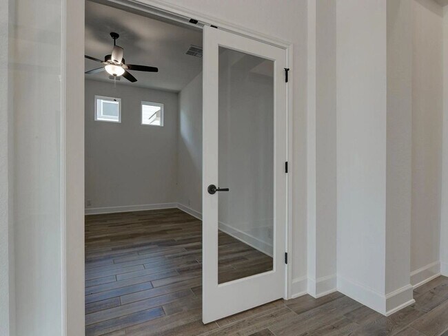 113 Annette Dr unit 36451157, Castroville, TX 78009 - photo 2