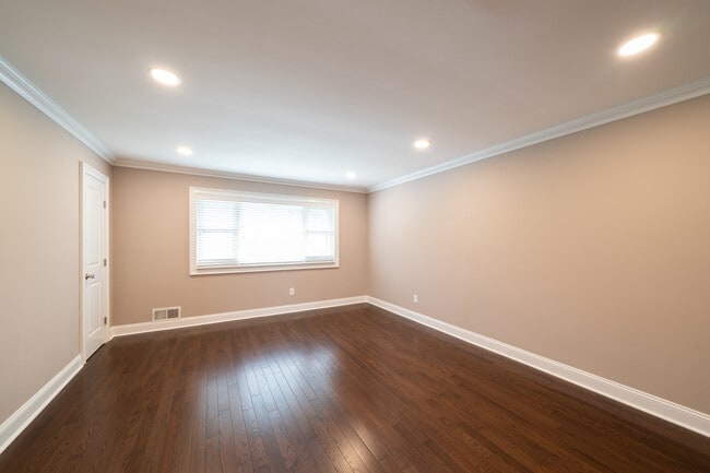 Cambridge Manor: In-Unit Washer & Dryer, Heat, Water, & Gas Included, and Cat & Dog Friendly, Hackensack, NJ 07601 - photo 3