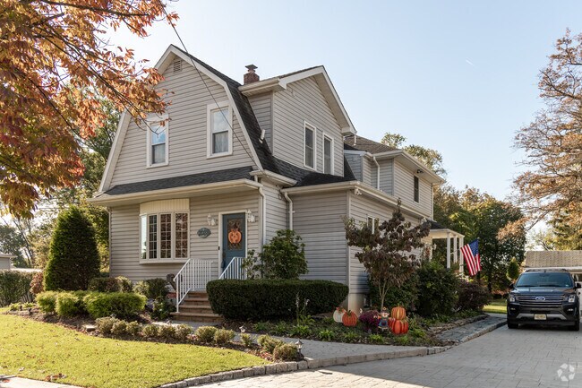 Residents can find Dutch Colonial style homes with a detached garage in White Horse.