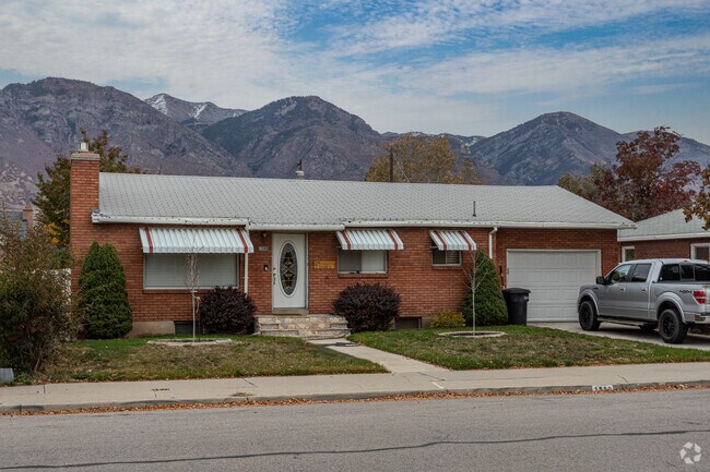 Smaller homes with garages are found in the Grandview North neighborhood.