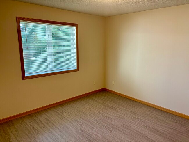 323 Williamsburg Plaza unit D, New Richmond, WI 54017 - photo 6