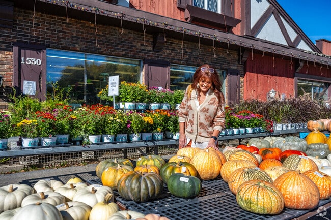 Schroeder's Flowers is a family run flower shop near Astor East River.