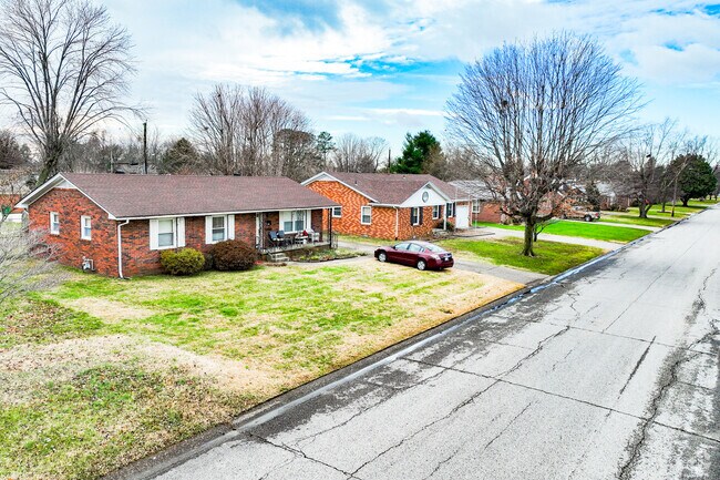 Residents in Midtown East have access to many parks and recreational areas.