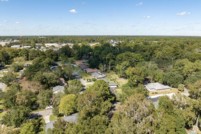 Groveland-Kensington Park is a quiet residential neighborhood 15 minutes from Downtown, Savannah