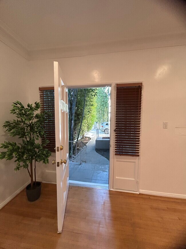 850 S Kenmore Ave unit 850, Los Angeles, CA 90005 - photo 2