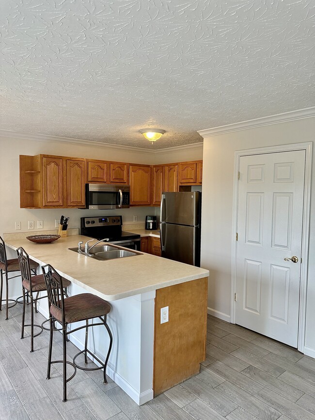 Kitchen & Bar Area