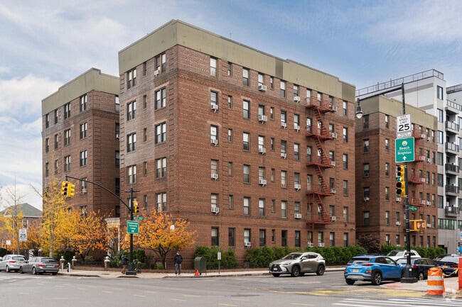 Along with single family homes and duplexes, there are some condos in Manhattan Beach.