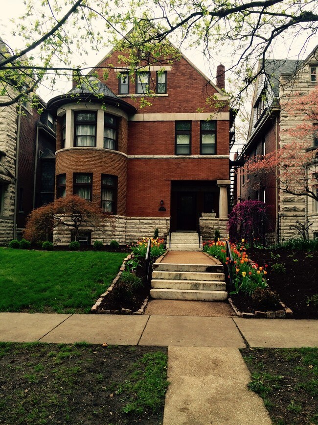 4124 W Pine Blvd unit 2F, Saint Louis, MO 63108 - photo 2