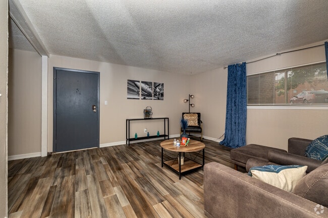 1BR, 1BA - 672SF - Living Room