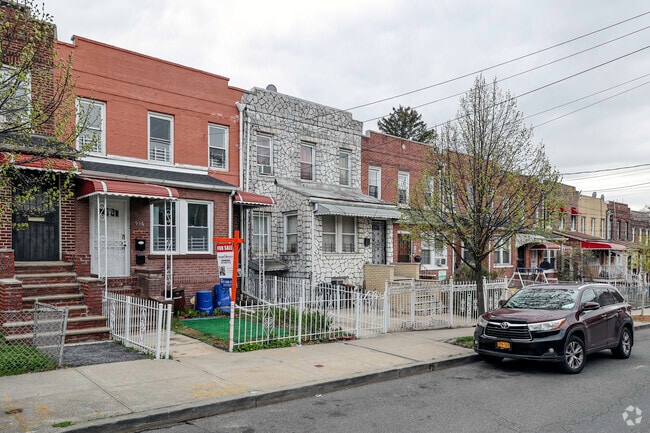 The Williamsbridge community is made up of picturesque homes on well manicured streets.