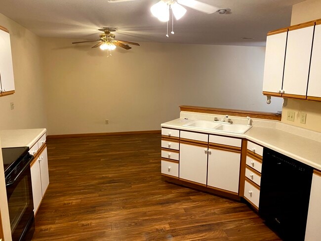 3804 Creek Hill Dr unit 3, Bettendorf, IA 52722 - photo 2