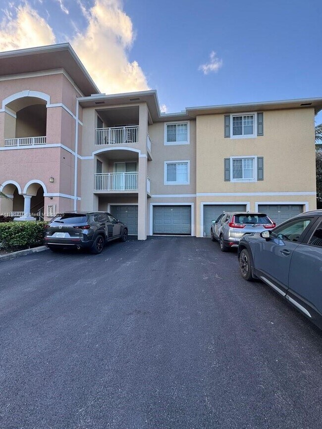 6492 Emerald Dunes Dr Unit 305, Royal Palm Beach, FL 33411