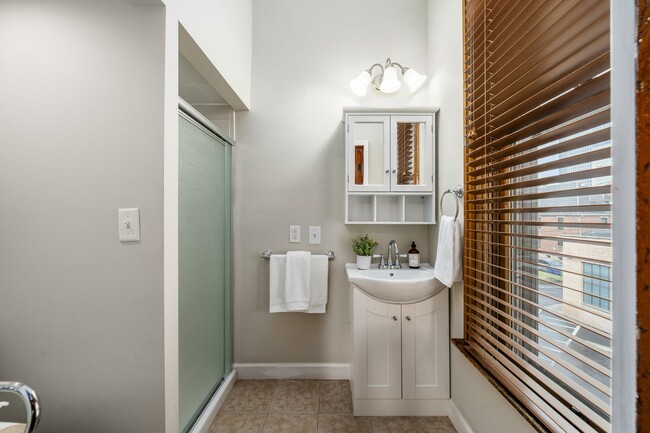 En Suite Bath Unit 2