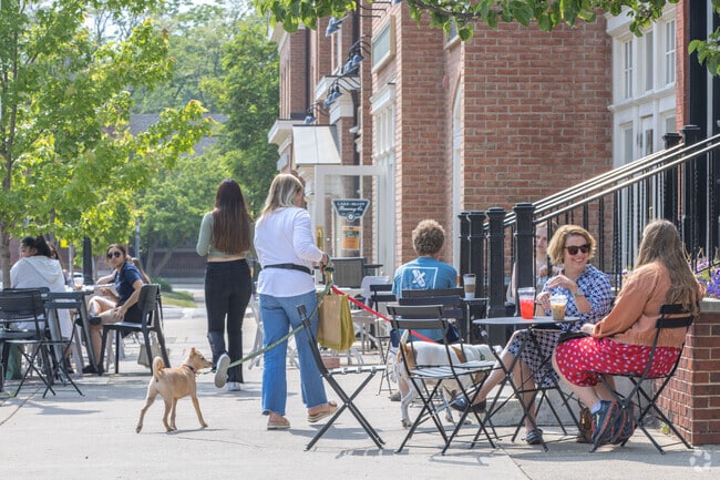 Downtown Lake Bluff has a lively outdoor scene where people can enjoy coffee or a meal.