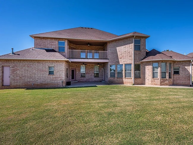 204 S Riverside Dr, Moore, OK 73160 - photo 2