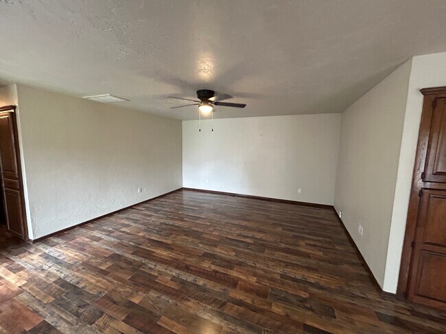 607 N Robin Way, Mustang, OK 73064 - photo 7