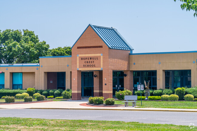 Hopewell Crest School serves 512 students.