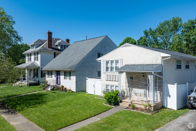 Newer builds in Eastmoor sell between $450,000 and $500,000.