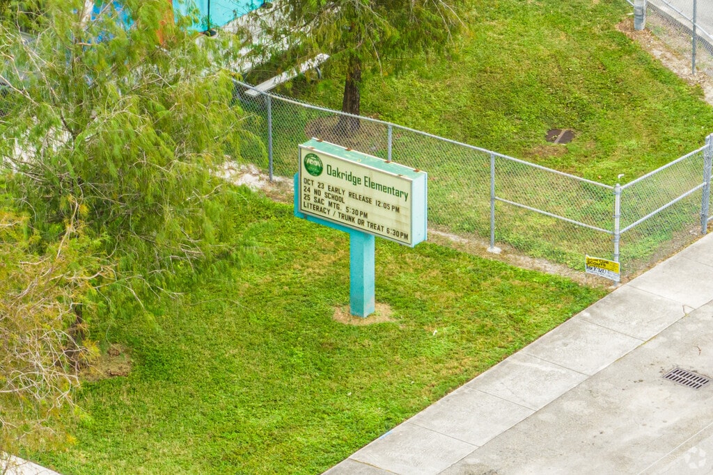 Oakridge Elementary School welcomes those in the North Central Hollywood neighborhood.