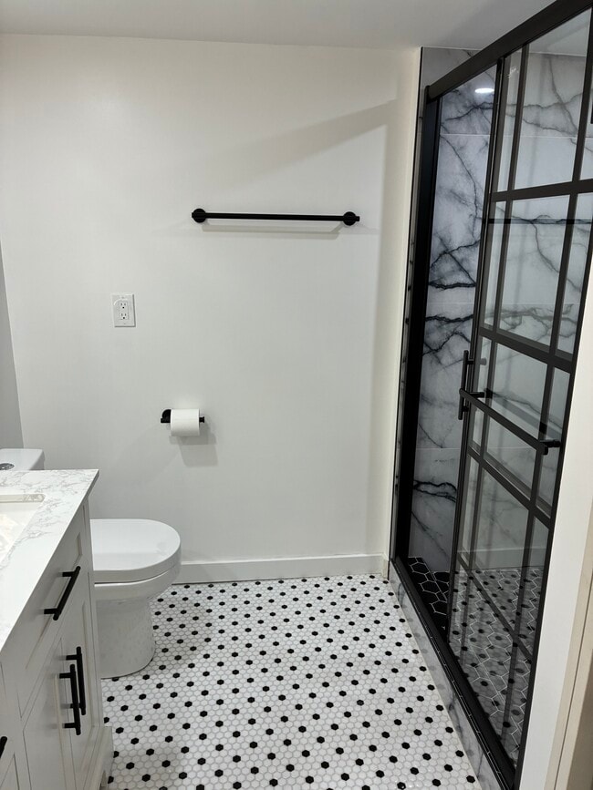 1040 Hatch St, Cincinnati, OH 45202 - photo 4