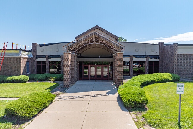 Fairmont School scores a C- on Niche.