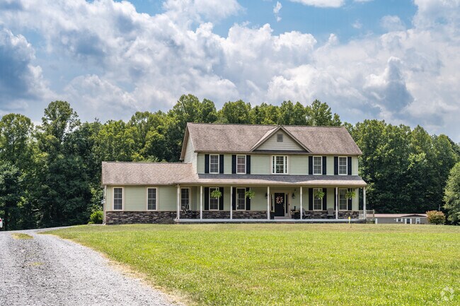 A few larger homes can be seen around the neighborhood of Arthurdale.