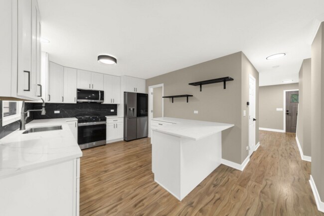 990 Whitehall Way, Crystal Lake, IL 60014 - photo 7