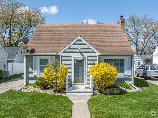 Minimal Traditional homes are common in the Colonial Village neighborhood