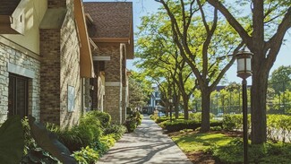 1220 E Algonquin Rd, Schaumburg, IL 60173
