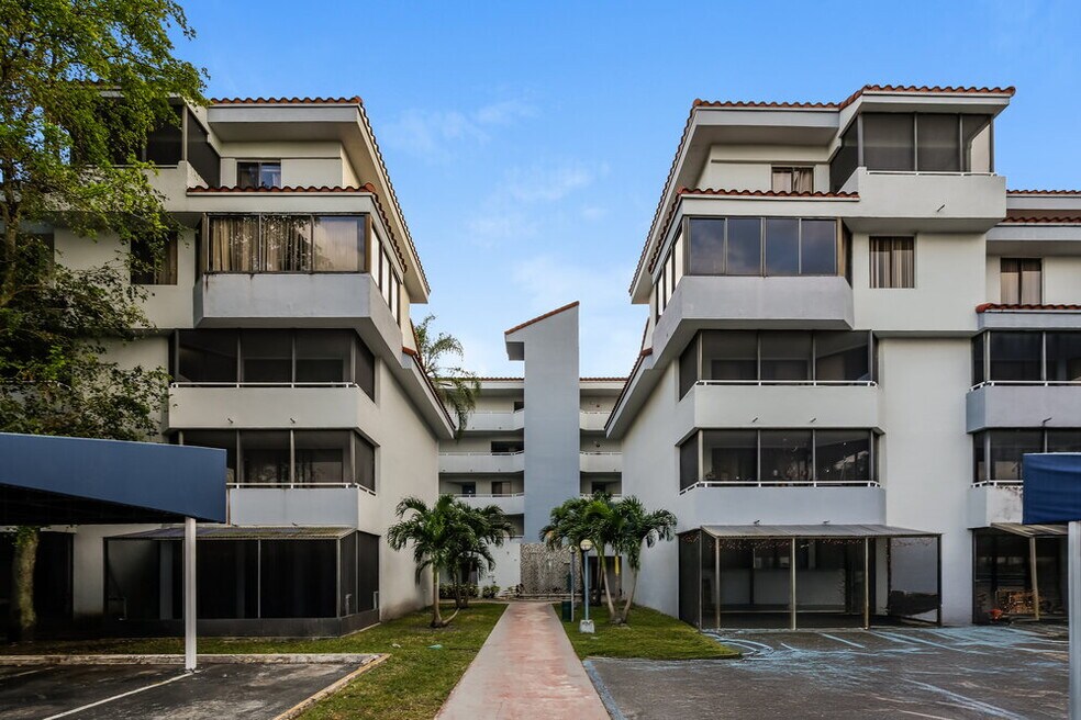 Verabella Falls, Miami, FL 33193 - photo 1