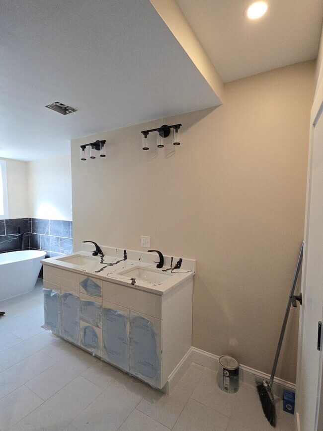 670 Killingly St unit 1 Bedroom, Johnston, RI 02919 - photo 4