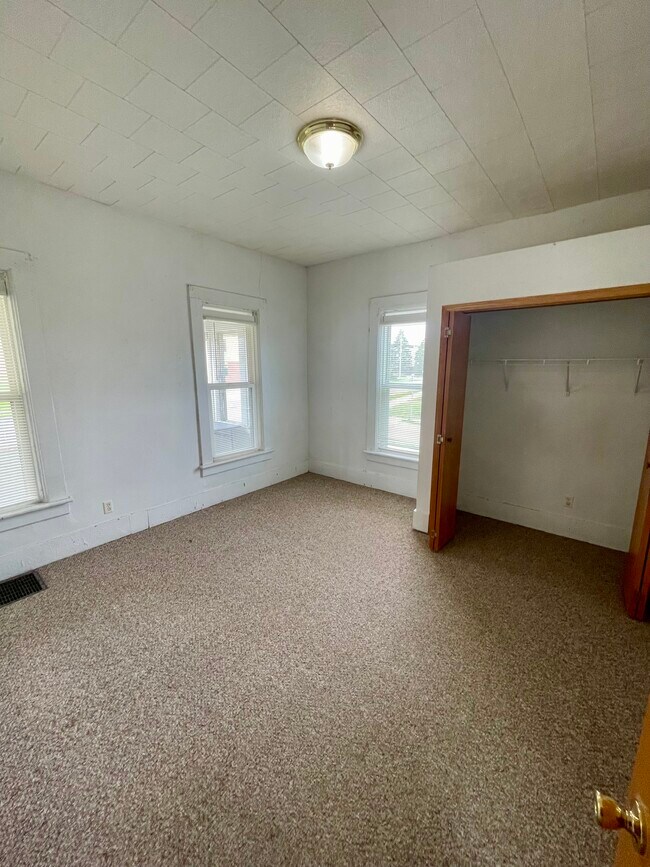 720 W Lincoln Ave, Oshkosh, WI 54901 - photo 3