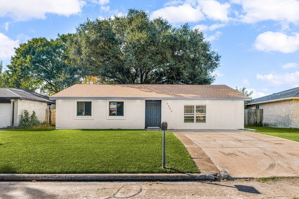 9806 Thrush St, La Porte, TX 77571 - photo 1