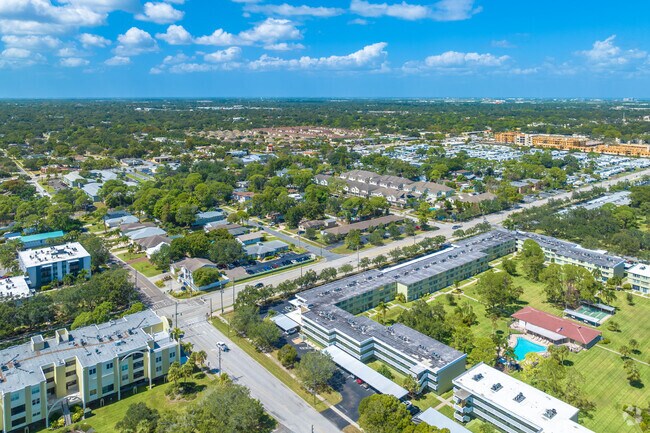 Harcourt’s location offers quick access to Tampa Bay coast and downtown St. Petersburg.