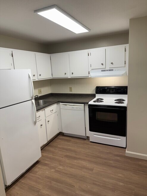 131 English Village Rd unit 202, Manchester, NH 03102 - photo 1