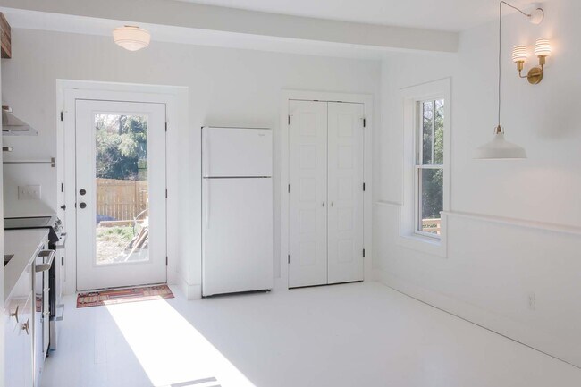 318 Oak St unit B (Downstairs), Charlottesville, VA 22903 - photo 6