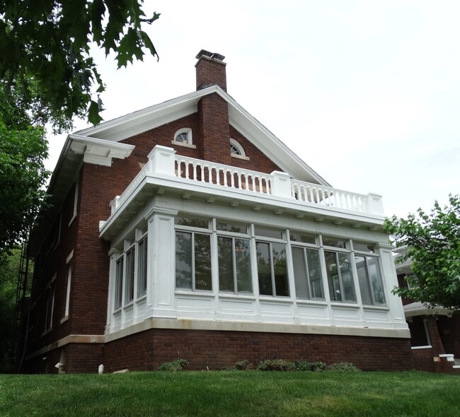 707 e 8th Street