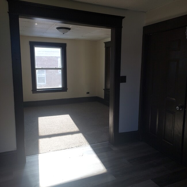 520 N Horsman St unit Upper, Rockford, IL 61101 - photo 5