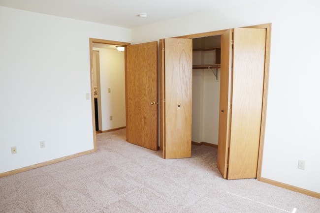 Oakbridge Court Apartments, Madison, WI 53717 - photo 3