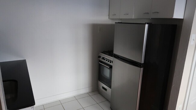1209 W Sherwin Ave unit 304, Chicago, IL 60626 - photo 2