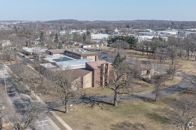 St Dennis School has a 14 to 1 student teacher ratio.