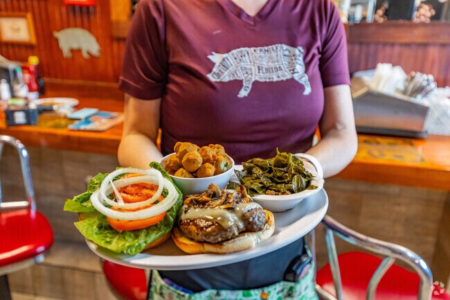Biguns Bar-B-Que is a tasty lunch with Southern flair near Brookridge.