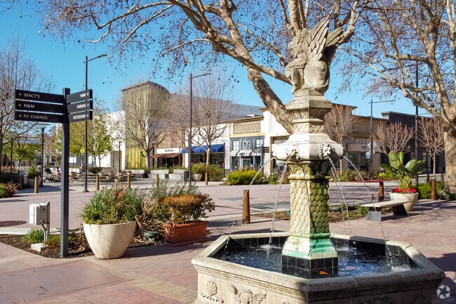 Water fountain at Broadway Plaza in Downtown Walnut Creek.