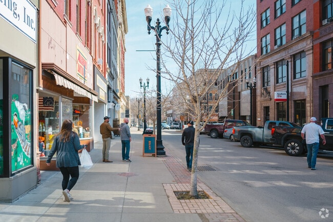 The village in Warren has plenty of restaurants and shops ranging from antique stores to fashion boutiques.