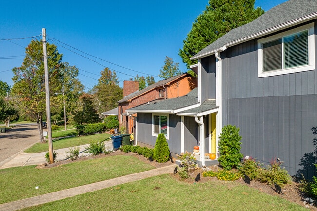 A mile north of downtown Auburn, the varied housing styles in Shelton Park tend to have charm.