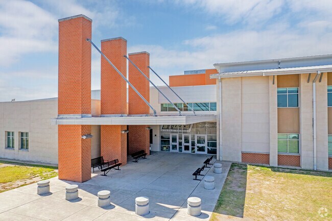 Stiles Middle School educates 1,446 students in grades 6-8.