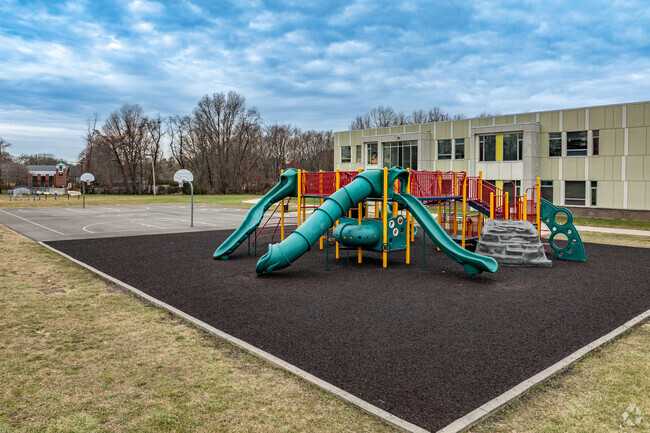 Memorial Elementary School's academics receive an A- rating from NICHE.