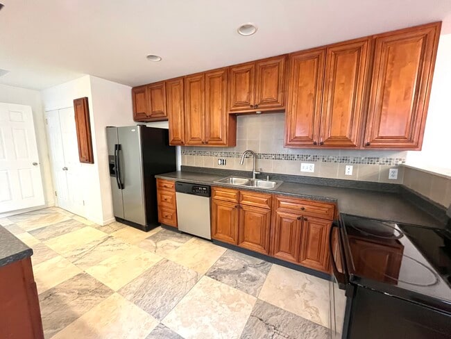 448 N Queen St unit 448 N Queen Unit 2, Lancaster, PA 17603 - photo 2