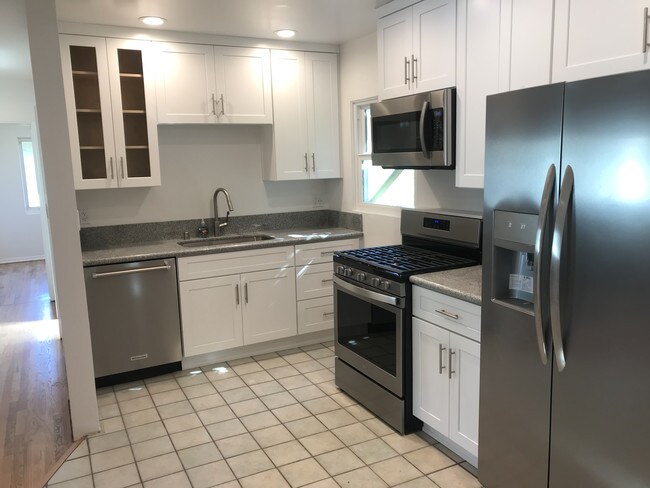 2010 Virginia Ave unit B, Santa Monica, CA 90404 - photo 3