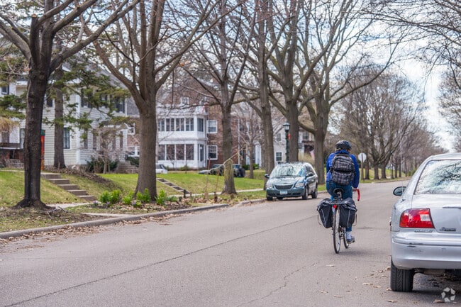 The Macalester-Groveland neighborhood has wide streets that accomodate for cyclists.